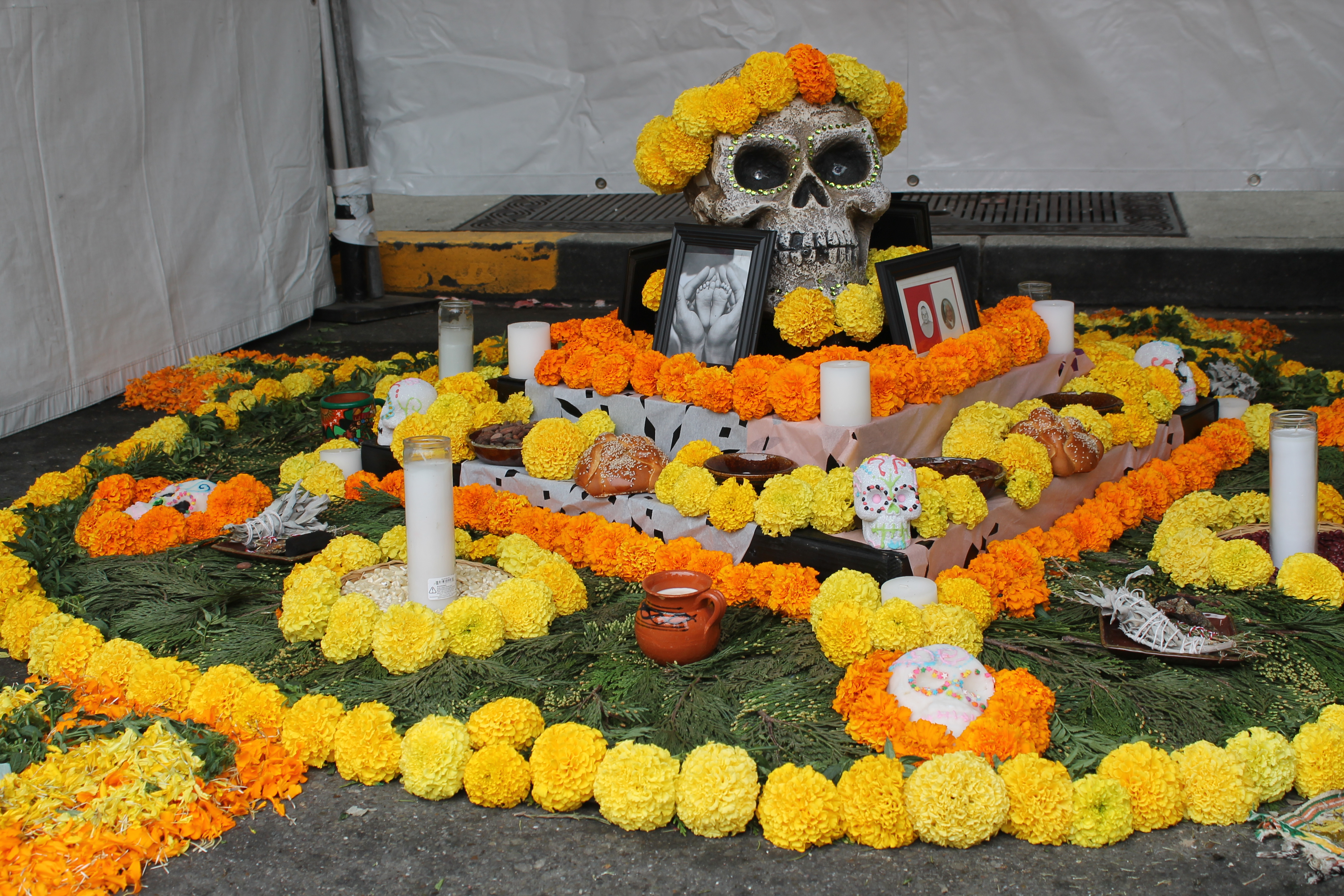 dia de los muertos altar mexico